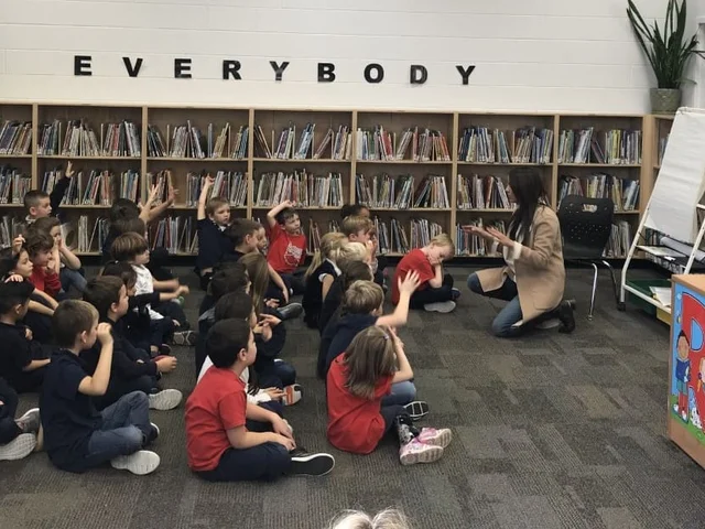 L'auteur canadien pour enfants déclenche un don de 280 000 livres tout neufs aux enfants dans le besoin à travers la région de Niagara