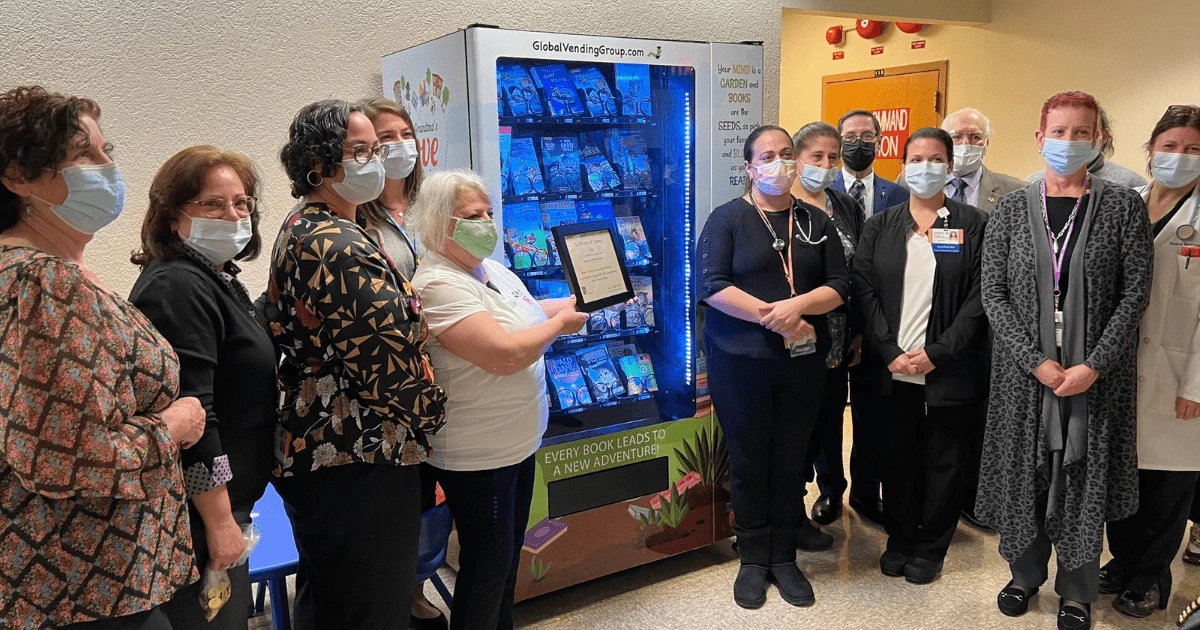 Destacado de la Comunidad: El Amor de la Abuela Trae Libros y Comida a los Niños de NYC