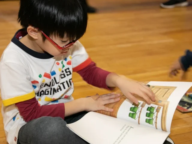 asian-boy-reading