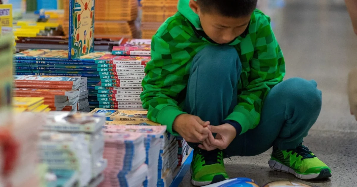 Distribuyendo 43,000 libros